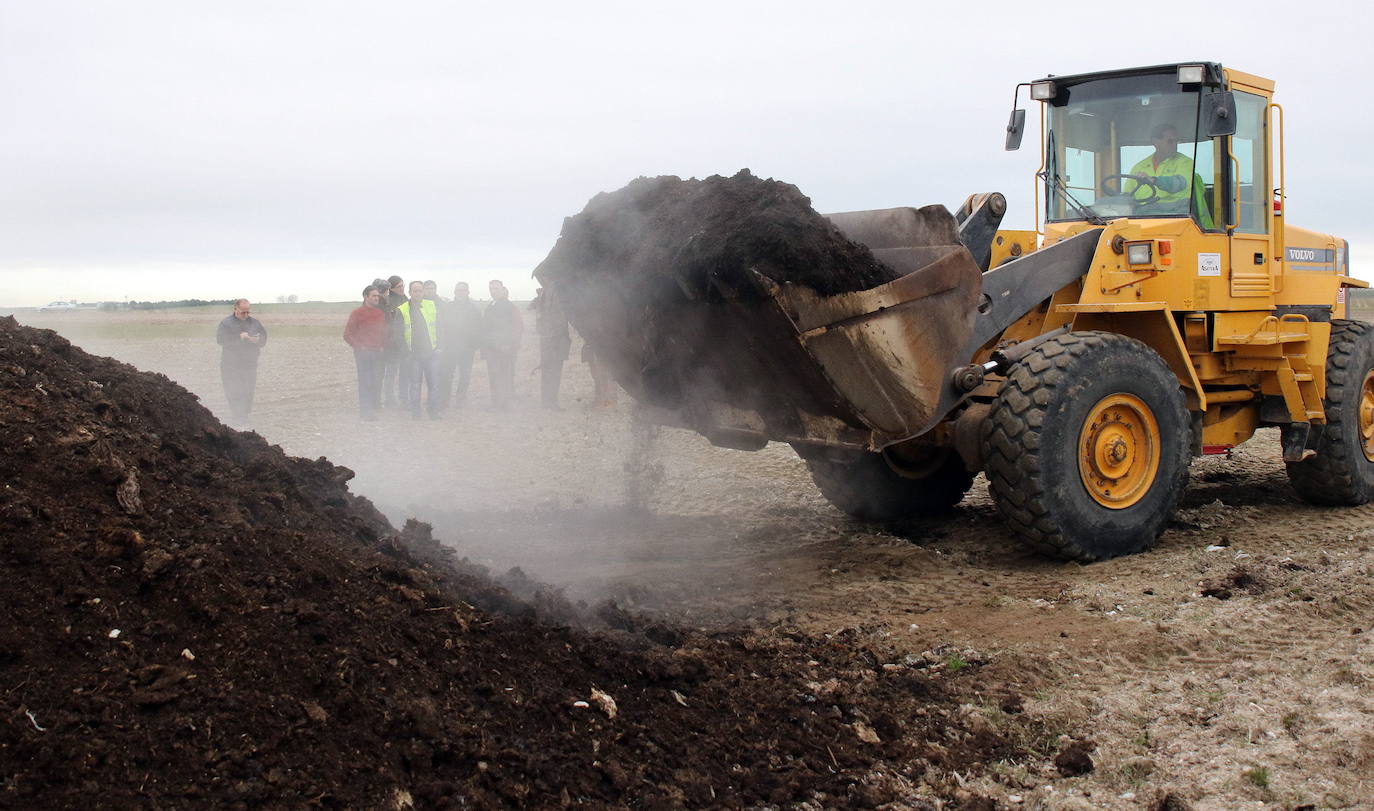 Una máquina recoge los residuos de la planta de Fuentepelayo.