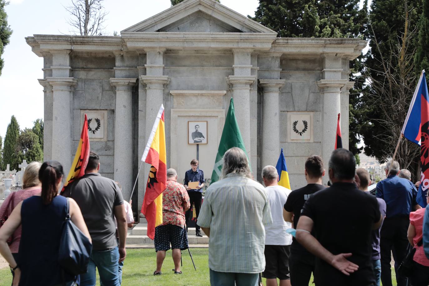 Fotos: Homenaje a Onésimo Redondo en el cementerio del Carmen de Valladolid