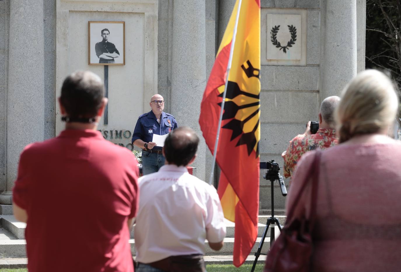 Fotos: Homenaje a Onésimo Redondo en el cementerio del Carmen de Valladolid