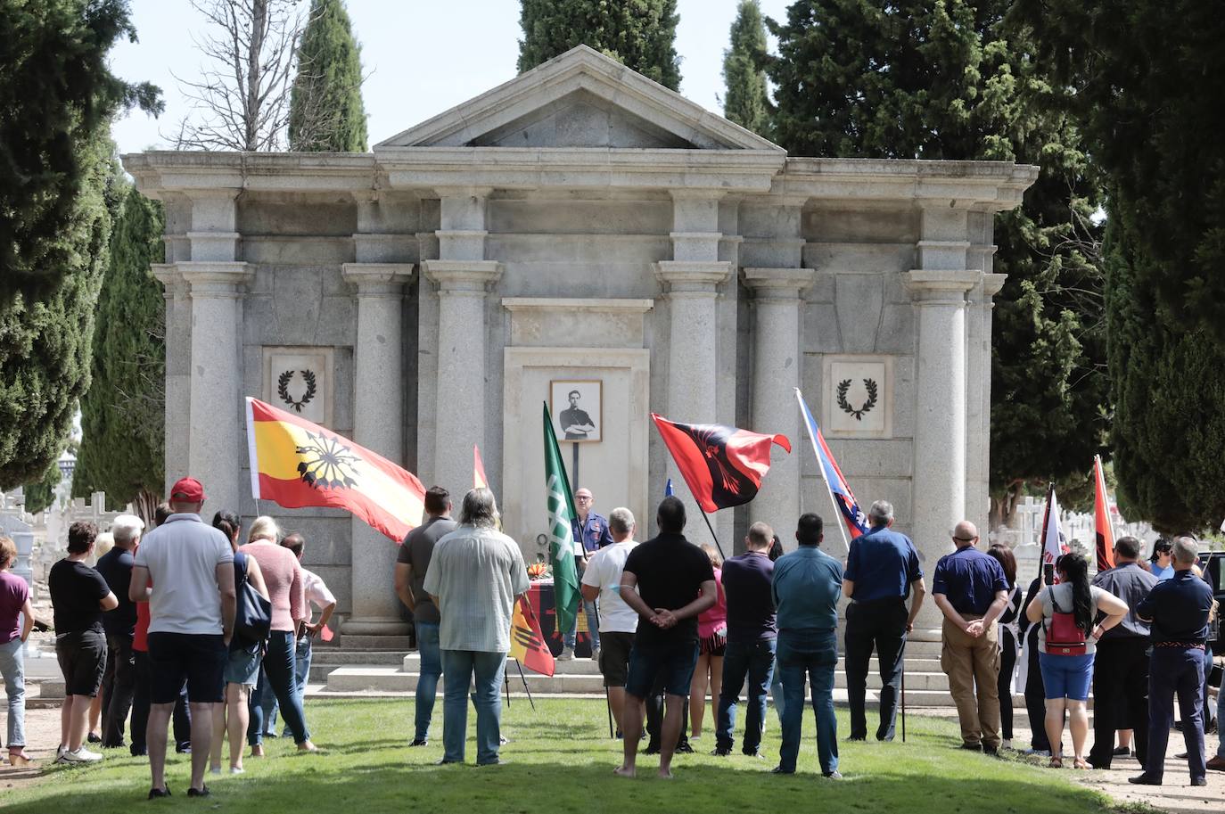 Fotos: Homenaje a Onésimo Redondo en el cementerio del Carmen de Valladolid