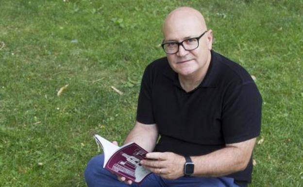 Julio Egguaras, autor de 'El Vino de Toro en la literatura' posa con su libro.