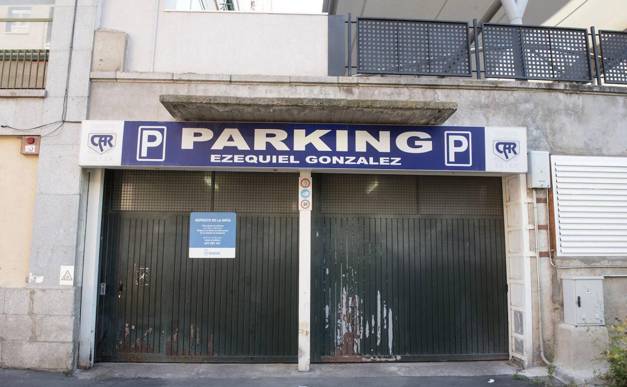 Entrada al 'parking' de la estación de autobuses, en Ezequiel González, que desde noviembre está cerrado. 