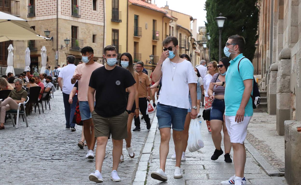 Varias personas con mascarilla en Salamanca. 