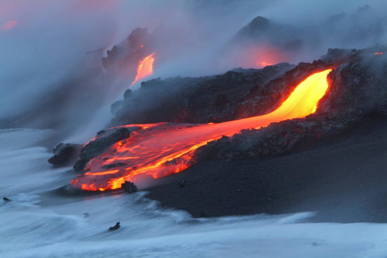 Kilauea: Considerado por muchos como uno de los volcanes más famosos e impresionantes del mundo, el Kilauea es también el más joven de los 5 volcanes que se encuentran en Hawai y uno de los más activos. Su actividad volcánica es constante, ya que se encuentra en erupción desde 1983. 