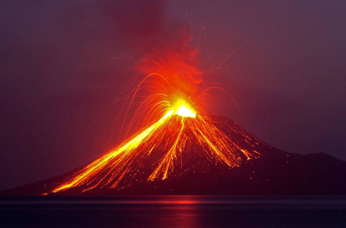 Krakatoa: Este volcán e isla que debido a su gran erupción en 1883 quedó prácticamente destruido, llegó a saldarse 36.000 víctimas. En 1927 surgió en el mismo lugar una isla llamada Anak Krakatau (hijo de Krakatoa). Su última erupción también se encuentra entre las más recientes ya que tuvo lugar en 2020 y aunque no provocó víctimas mortales, sí que su impresionante erupción llegó a verse desde el espacio. Aunque la más violenta y reciente tuvo lugar en 2018, la cuál provocó un gran tsunami que acabó con la vida de 439 personas. 