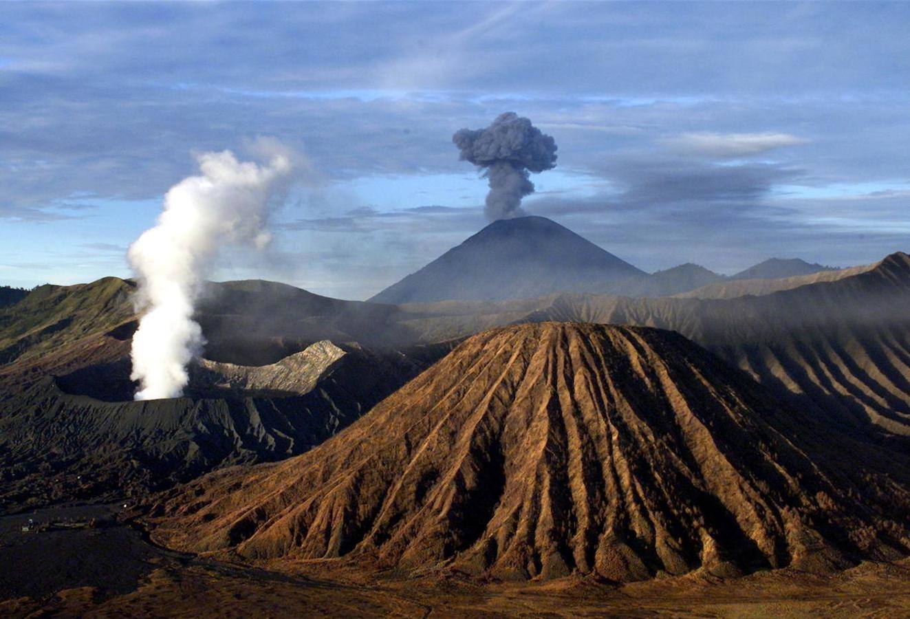 Semeru: Este volcán ubicado en la isla de Java es uno de los más activos y letales y también una de las cimas más altas de la isla con 3.676 m de altitud. Una de sus particularidades, es que el cráter del volcán expulsa gases cada poco tiempo pero no son excesivamente tóxicos.