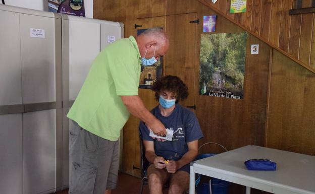 El hospitalero junto Alec 
