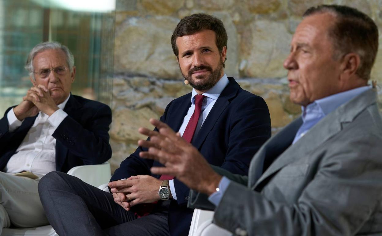 Pablo Casado escucha a Ignacio Camuñas, ex ministro, mientras opina sobre el golpe de Estado de 1936. 