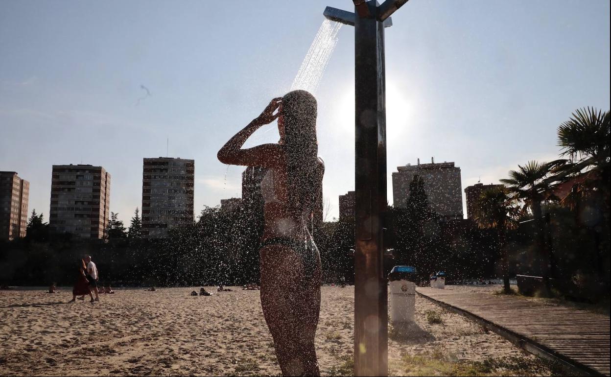 Una mujer se refresca en Las Moreras, la playa fluvial de Valladolid. 