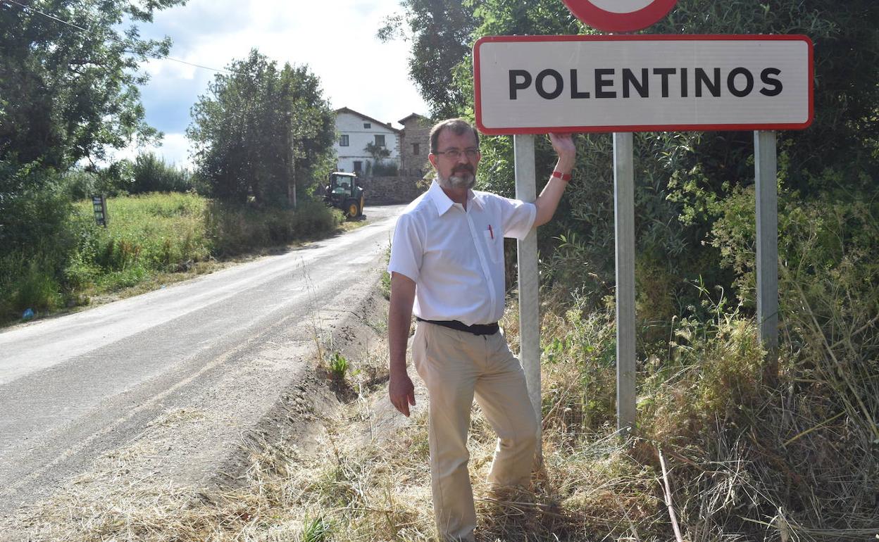 Jesús de la Fuente posa junto al cartel de acceso a Polentinos, municipio de la Montaña Palentina. 