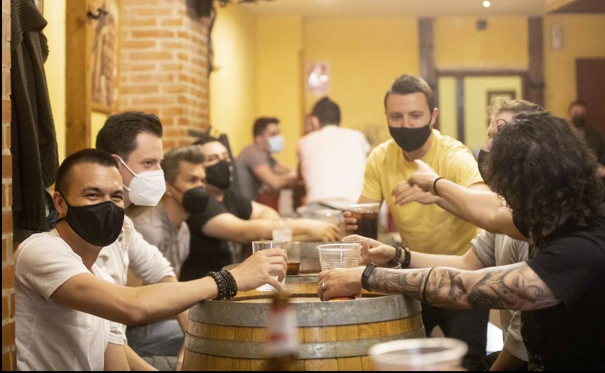 Varios jóvenes consumen en Vinos Verino. 