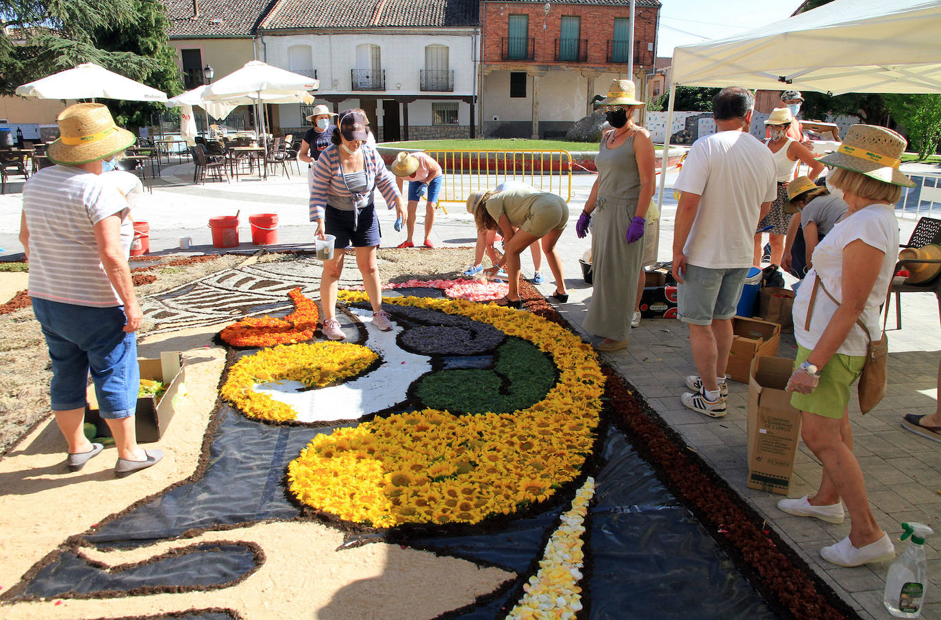 Los vecinos de Aguilafuente, ante la alfombra realizada con motivo del Año Jacobeo. 