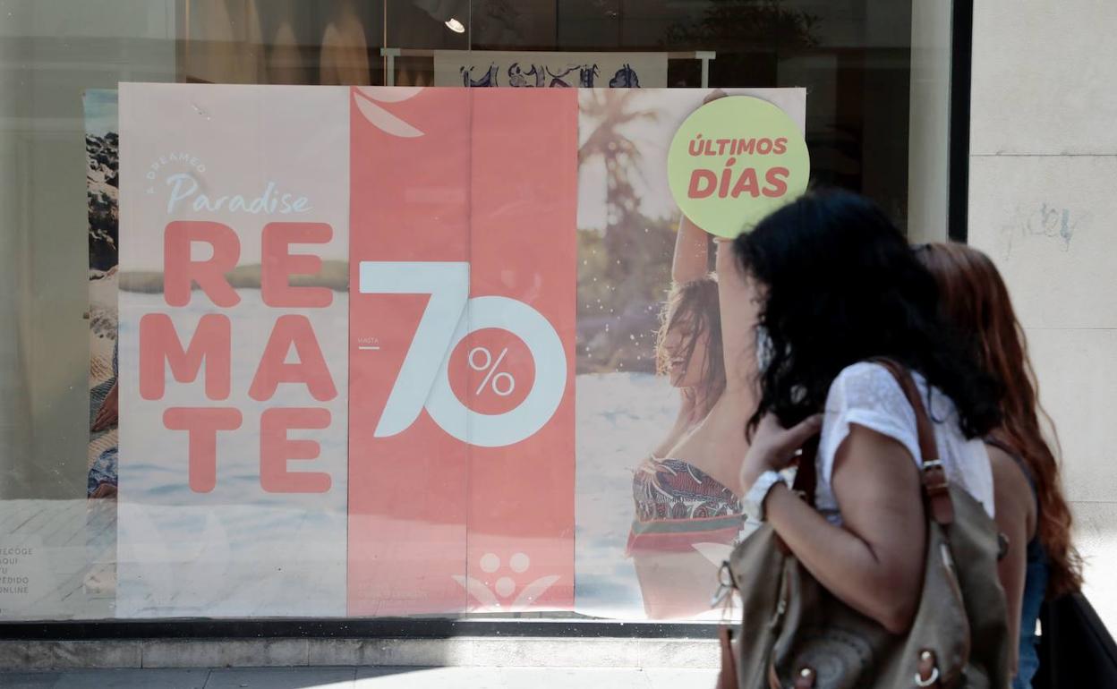 Escaparate con el cartel de rebajas en la calle Santiago de Valladolid. 