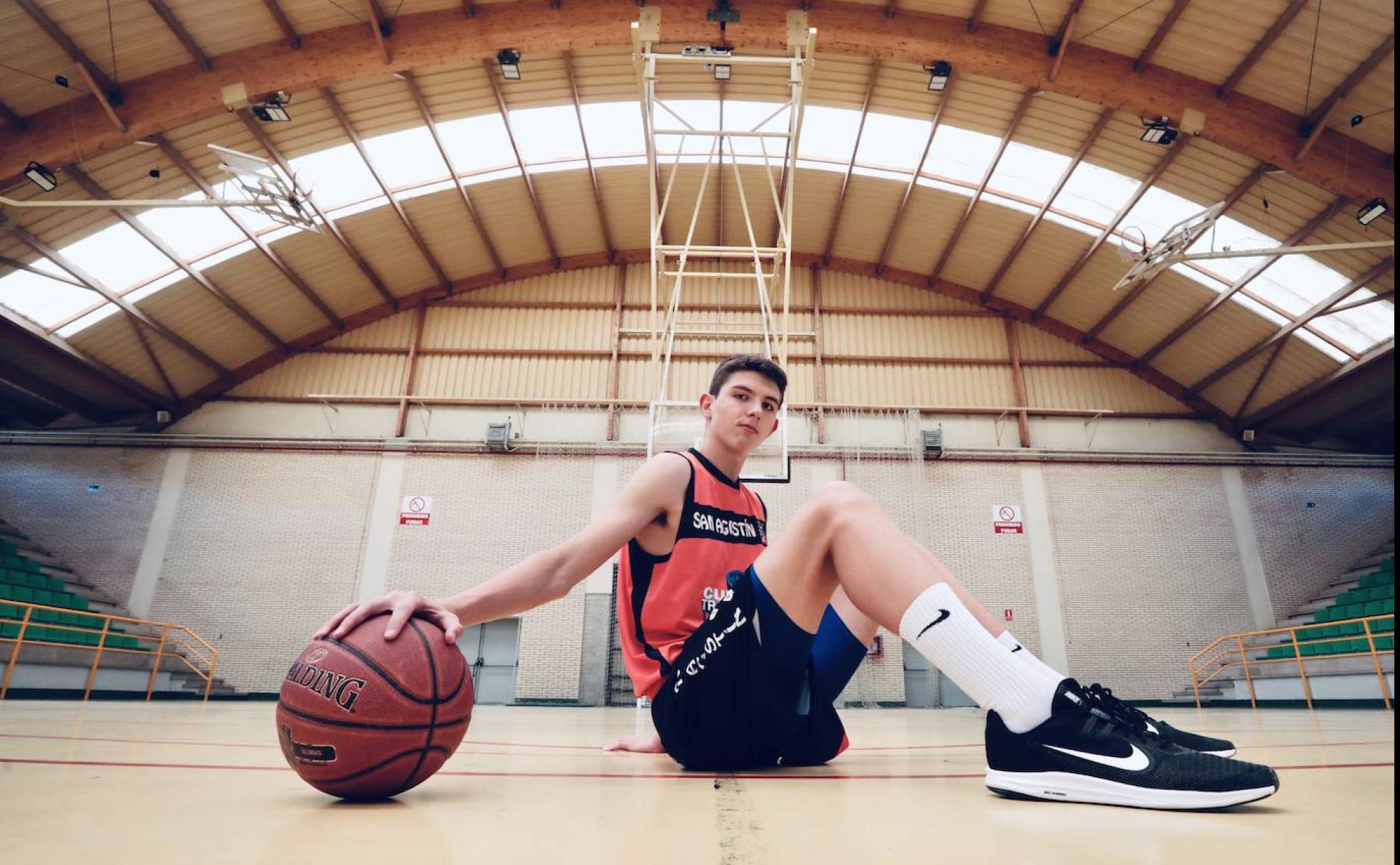 Sergio de Larrea posa todavía con el uniforme del San Agustín tras una sesión preparatoria en el pabellón del colegio 