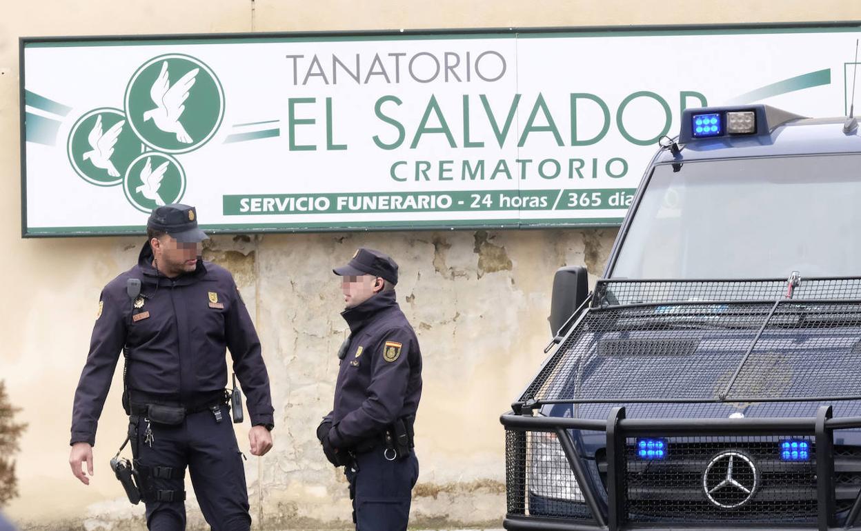 Los antidisturbios custodian las instalaciones del Grupo El Salvador durante el primer registro realizado el 31 de enero de 2019. 