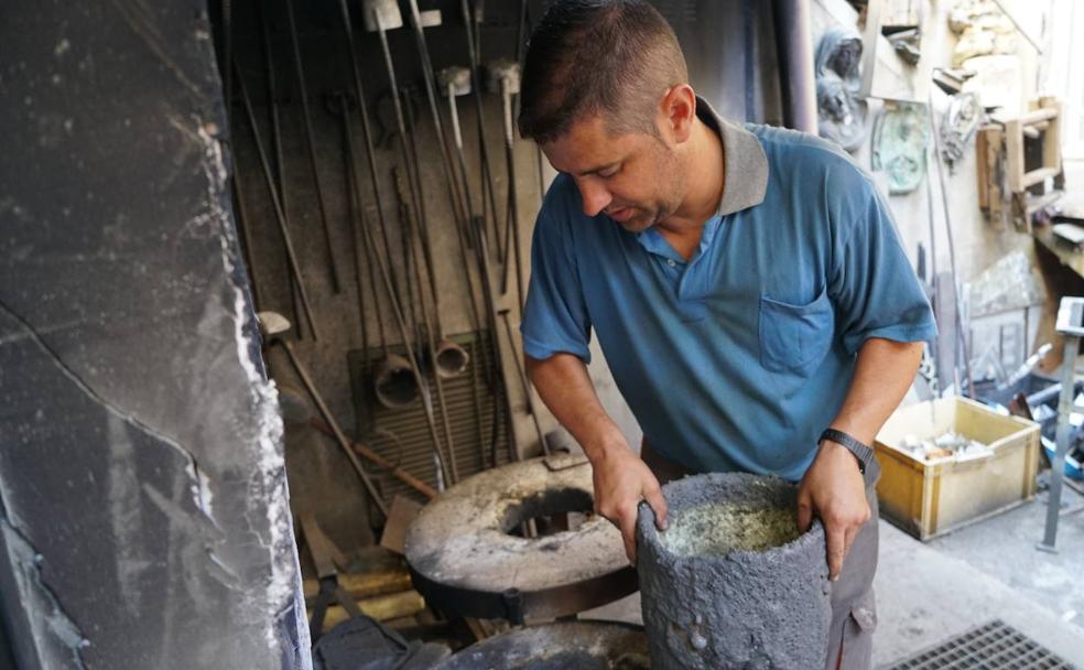 El arte de fundir bronce perdura en Rioseco