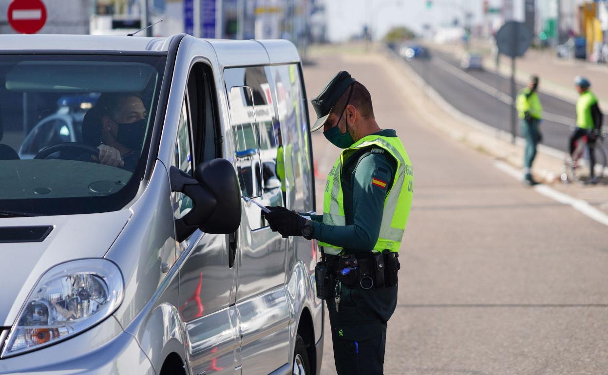 Foto de archivo - Control de la Guardia Civil. 