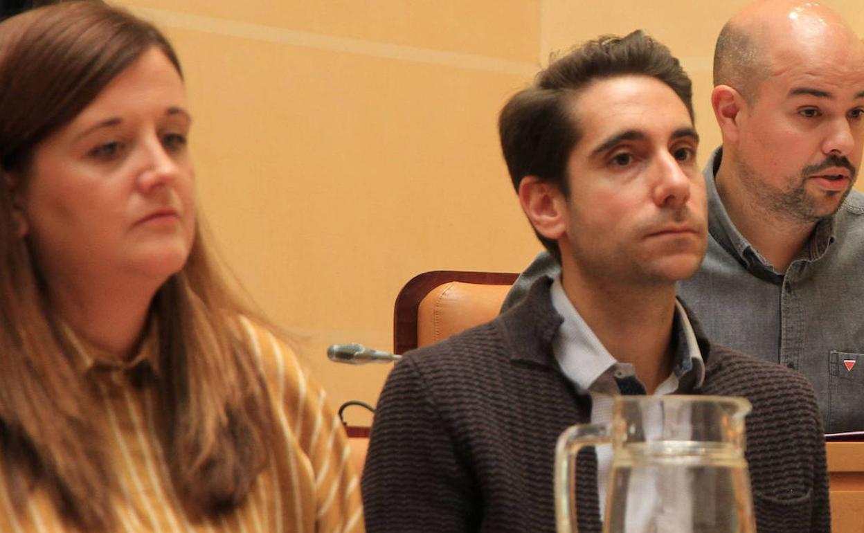 Miguel Merino, en el centro, se encargará de la concejalía de Turismo de Segovia. 