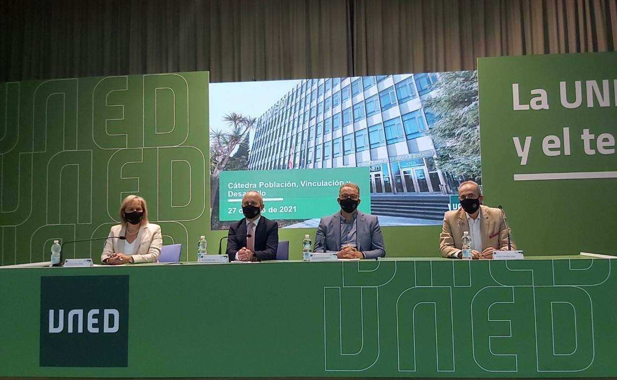 Acto de presentación de la cátedra 'Población, Vinculación y Desarrollo' de la UNED de Zamora en el salón de actos del Colegio Universitario. 