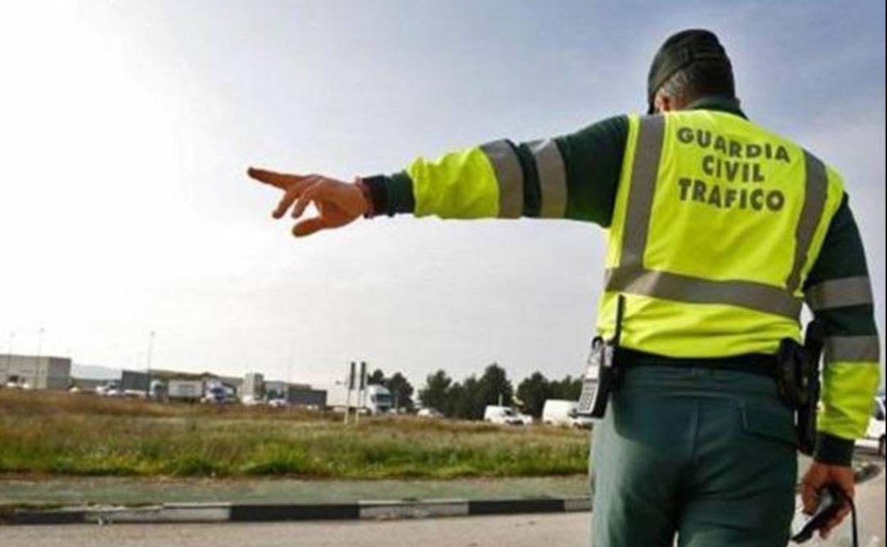 Un agente de la Guardia Civil de Tráfico. 