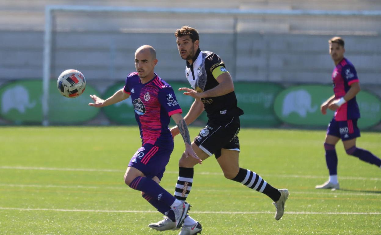 Oriol Rey ante De la Nava en un Uniosnistas-Real Valladolid Promesas. 