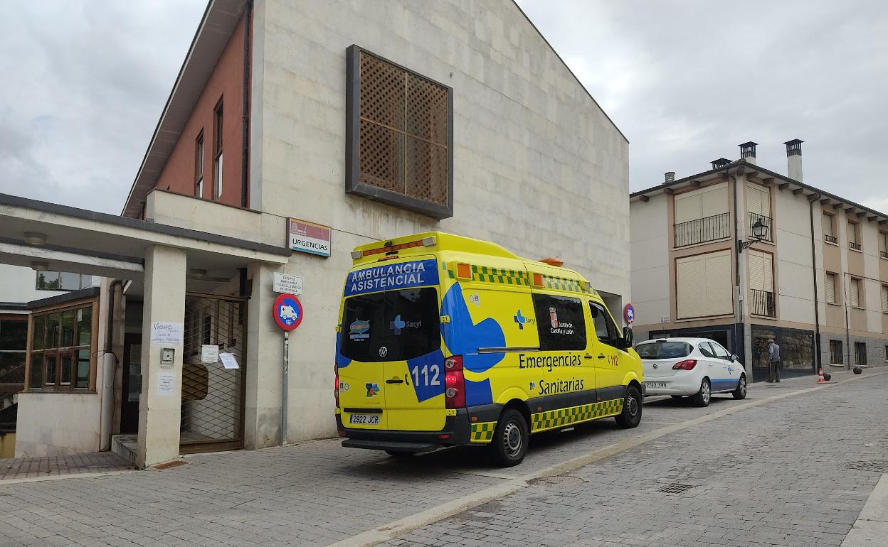 Ambulancia ante el centro de salud de Cuéllar.