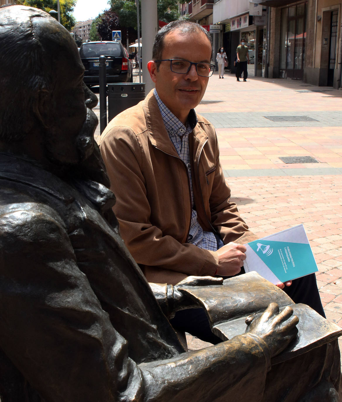 Manuel Pacheco con su libro en un banco de José Zorrilla. 