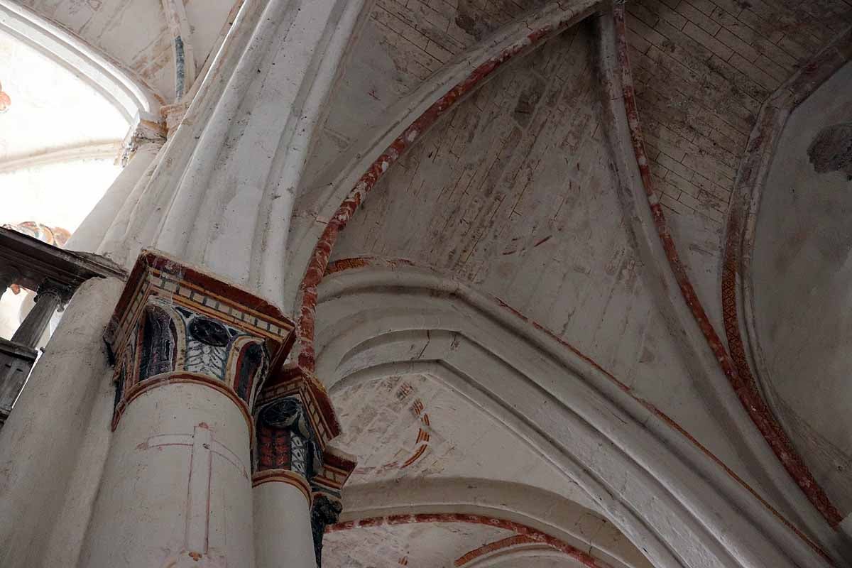 Interior de la iglesia de Villamorón.