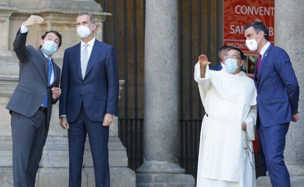 Abucheos a Sánchez y aplausos al Rey a su llegada a la Plaza Mayor de Salamanca