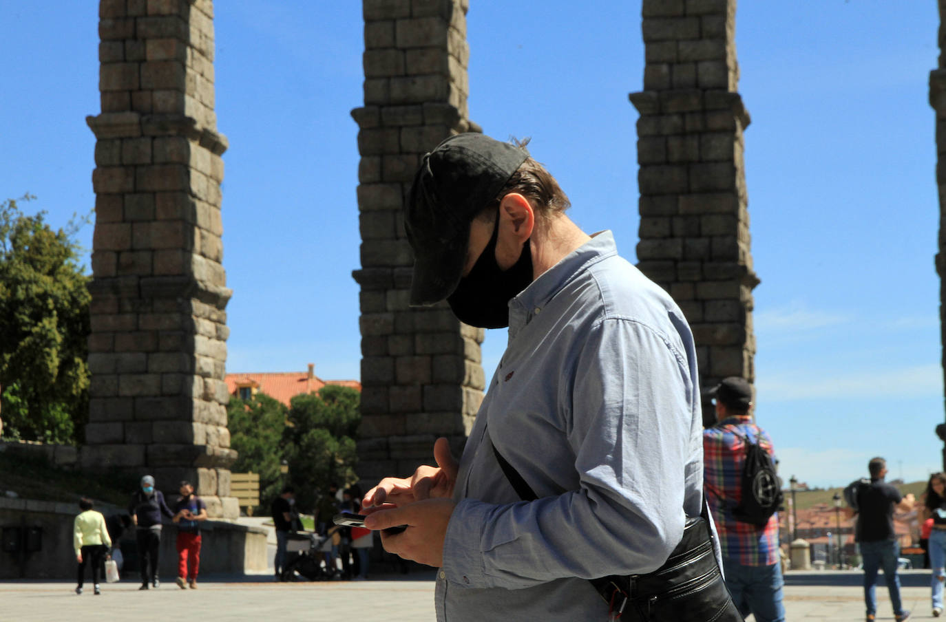 Un hombre se conecta a Internet a través de su móvil en la plaza del Azoguejo.