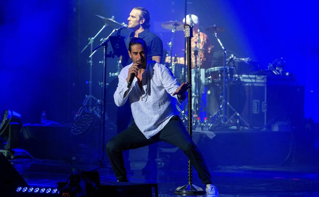 El cantante Melendi durante un concierto .