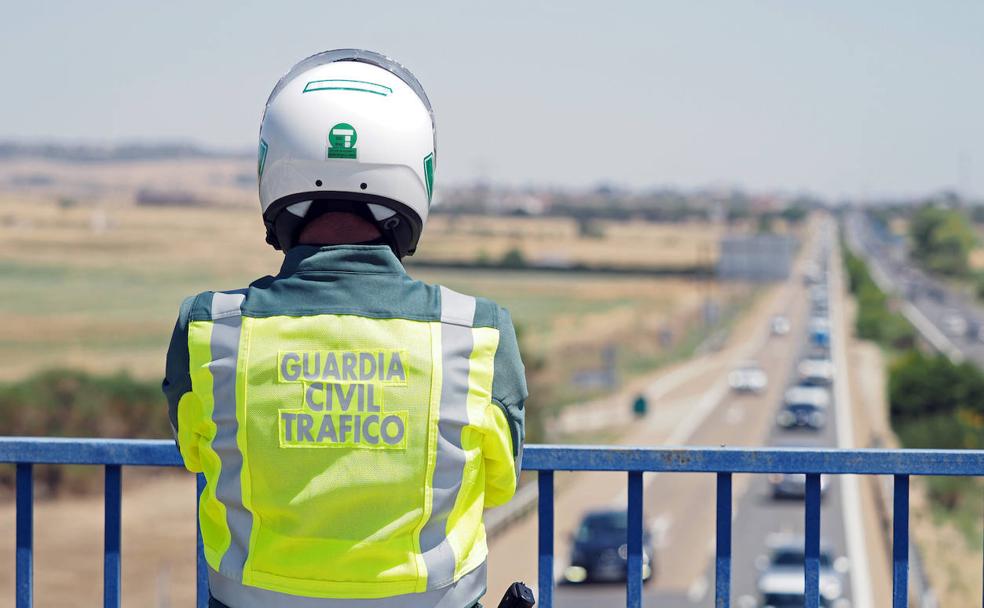 Un agente de la Guardia Civil de Tráfico vigila la circulación desde el cambio de sentido del kilómetro 142 de la A-62 