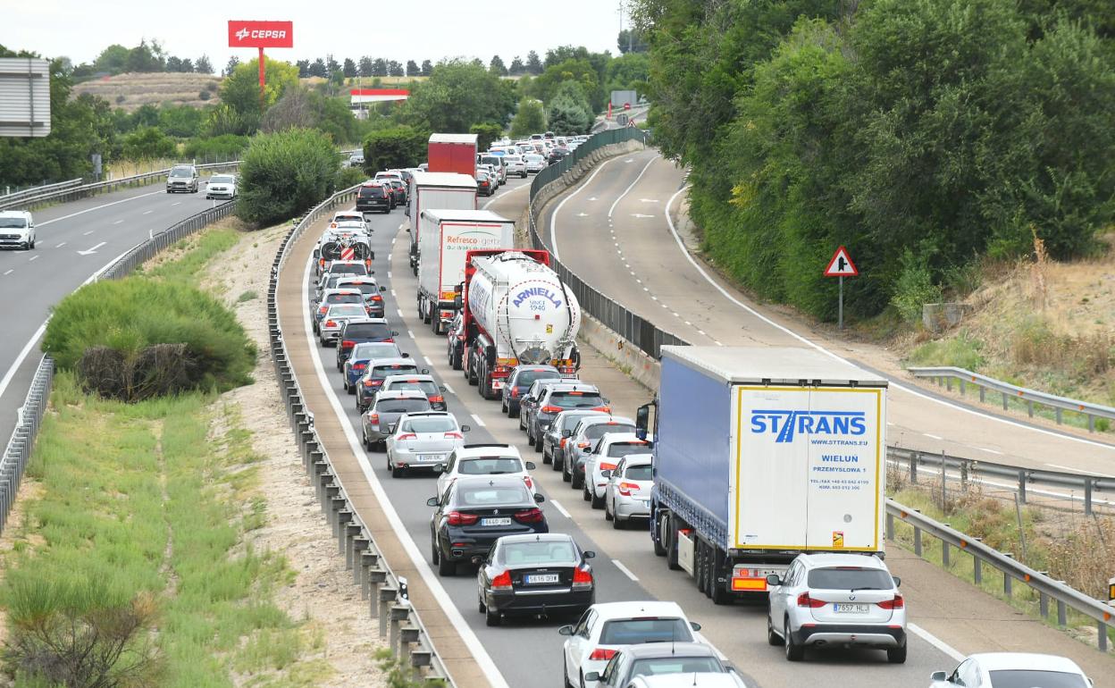 Atasco en la A-62 por un accidente. 