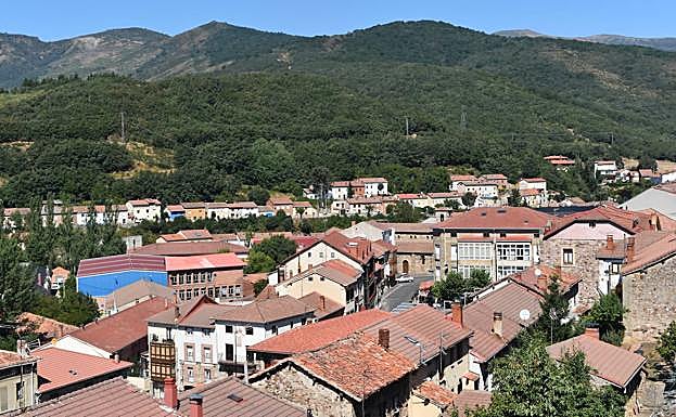 Vista general de Barruelo de Santullán y las montañas. 
