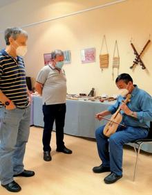 Imagen secundaria 2 - Arriba. los entornos del Pisuerga son un punto de encuentro para los astudillanos. Abajo, la exposición 'Instrumentos de la Tradición Musical Española' de la colección de Juan Cruz Silva. 