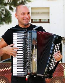 Imagen secundaria 2 - Arriba, piscina municipales. Abajo, integrantes del grupo Per-Versiones y Probe Miguel. 