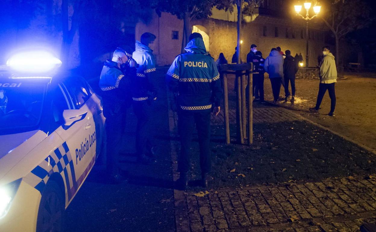 Imagen de archivo de unos agentes de la Policía Local. 