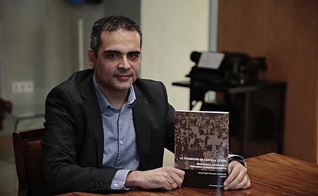 El profesor Redondo muestra el libro que acaba de editar.