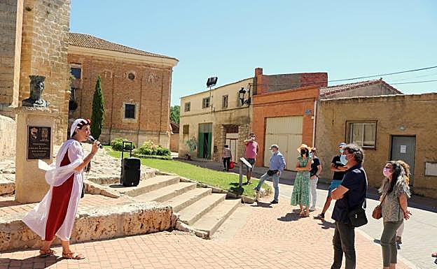Asistentes a la ruta teatralizada visitan el busto dedicado a la infanta Catalina.