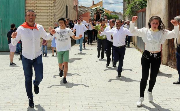 Imagen principal - Arriba, danzas en honor a San Antonio de Padua. Abajo, preparativos para los huevos fritos con jijas en las fiestas de 2019, cuando los soteños se volcaron en sus fistas. 