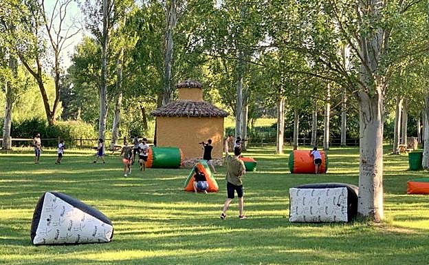 Actividad de Láser Combat para los más jóvenes de la localidad en el Parque Isabelino. 