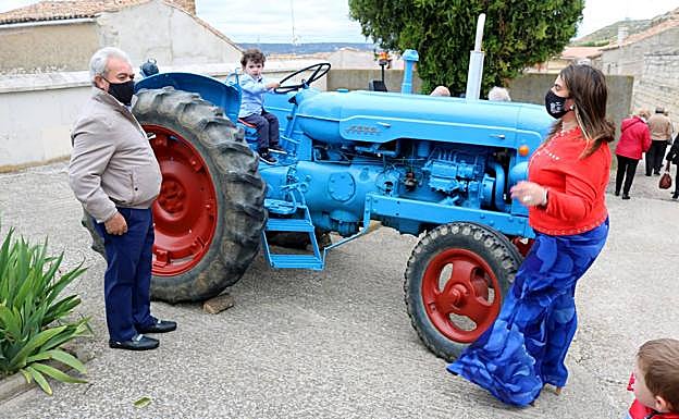 Los más pequeños disfrutan de los tractores de época.