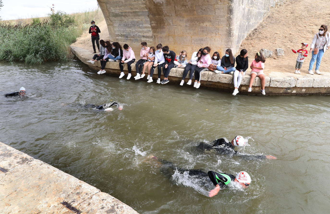 Fotos: Jaime Izquierdo y Laura Fernández se imponen en el Triatlón de Piña de Campos