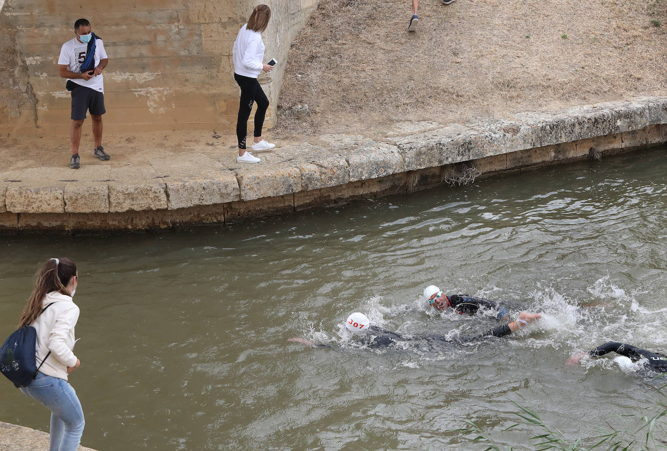 Fotos: Jaime Izquierdo y Laura Fernández se imponen en el Triatlón de Piña de Campos