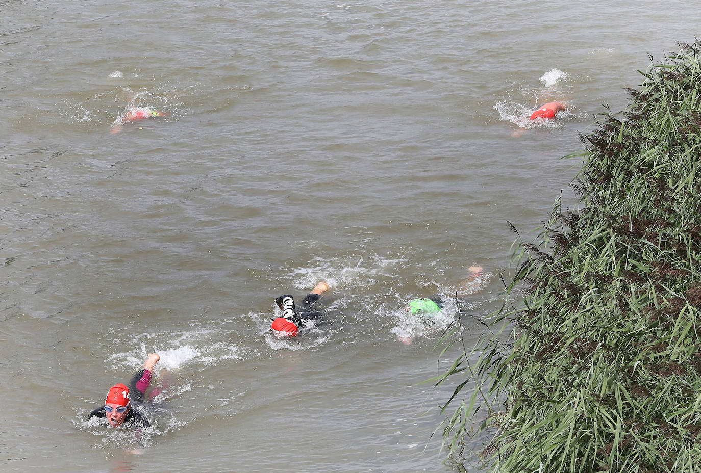 Fotos: Jaime Izquierdo y Laura Fernández se imponen en el Triatlón de Piña de Campos