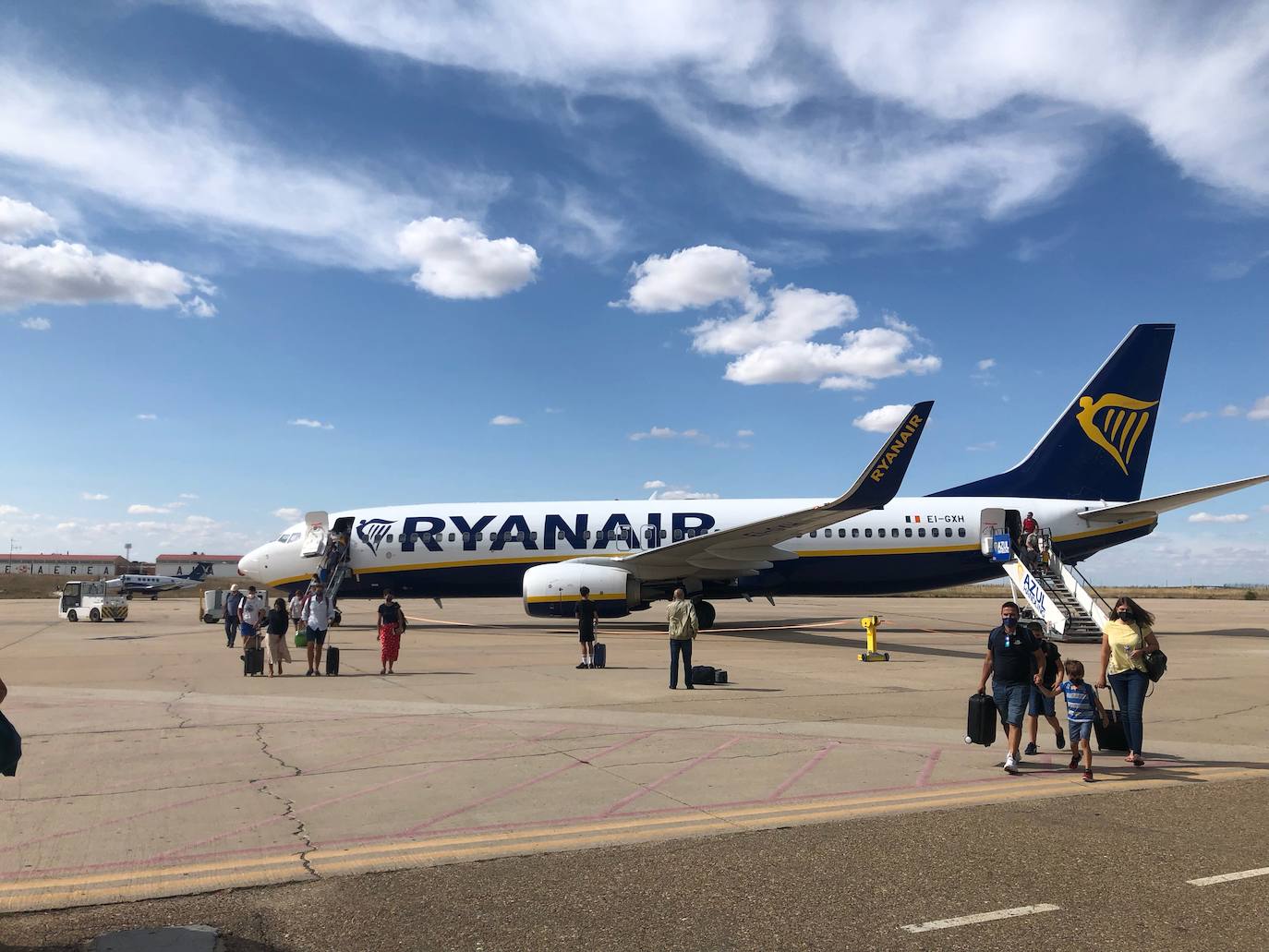 Pasajeros tras ser obligados a desembarcar del avión que tenía previsto despegar a las 16:15 horas del aeropuerto de Valladolid. 