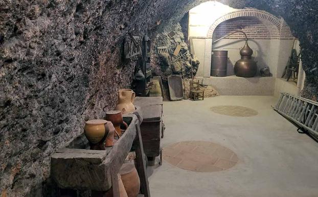 En la fotografía: una de las bodegas restauradas por su propietario durante más de diez años. 