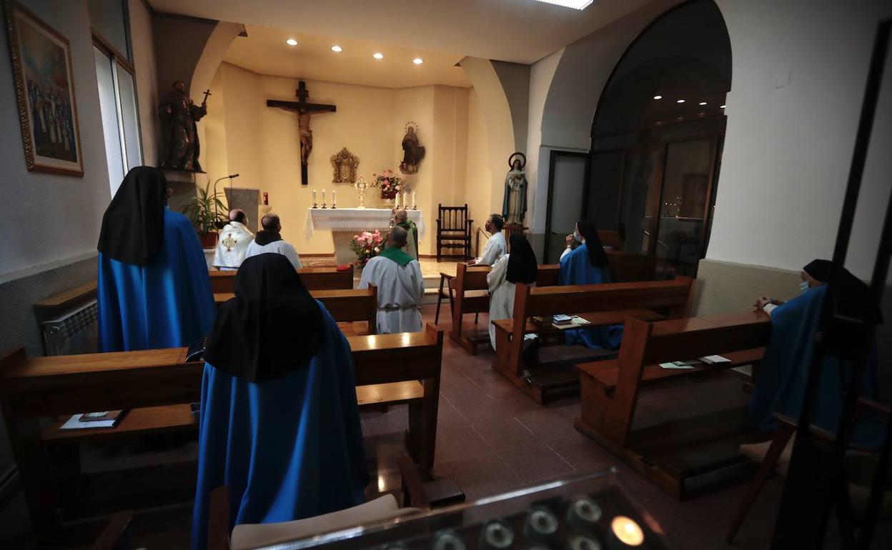 Traslado de la adoración perpetua al Monasterio de la Inmaculada Concepción.