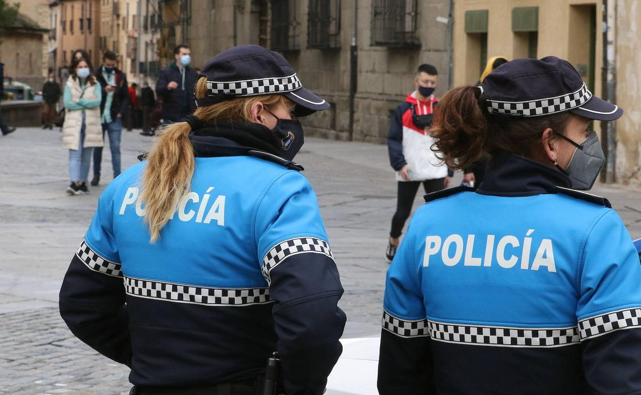 Imagen de archivo de dos policías locales. 