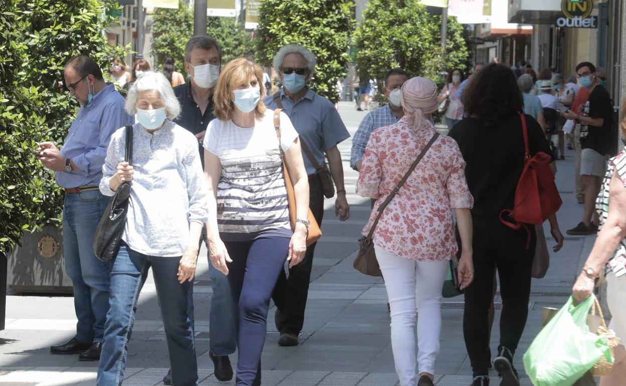 Vallisoletanos paseando por las calles de la ciudad. 